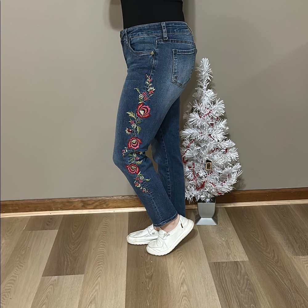 KftK - Embroidered Floral Blue Jeans - Catherine Boyfriend style